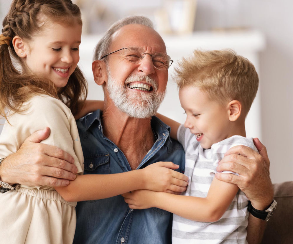 Nowe badanie: dziadkowie żyją dłużej. Klucz tkwi w jednej rzeczy