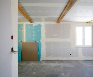 Tragiczny wypadek przerwał marzenia. Ekipa Nasz Nowy Dom walczyła z czasem. ZDJĘCIA domu przed i po remoncie