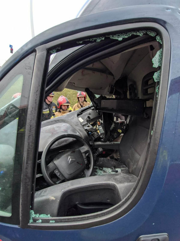 Citroen wbił się w tira. Ranny 28-latek i 5-latka