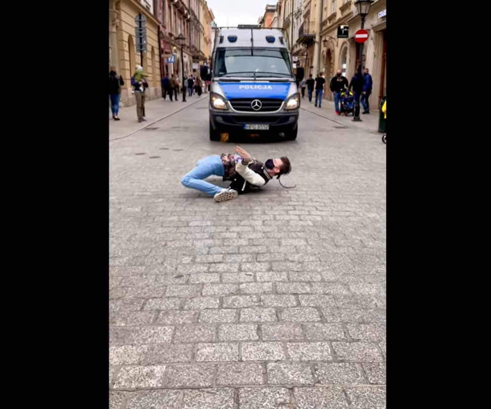 Wszedł przed radiowóz i zatańczył niczym Michael Jackson. To nagranie to hit! [WIDEO]