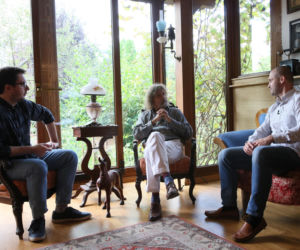 Wiemy, u kogo teraz mieszka Jarosław Kaczyński! W takich warunkach spędza czas. Mamy ZDJĘCIA!