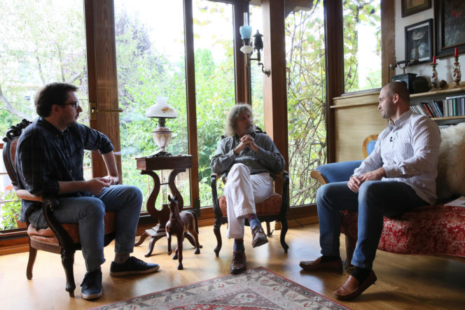 Wiemy, u kogo teraz mieszka Jarosław Kaczyński! W takich warunkach spędza czas. Mamy ZDJĘCIA!