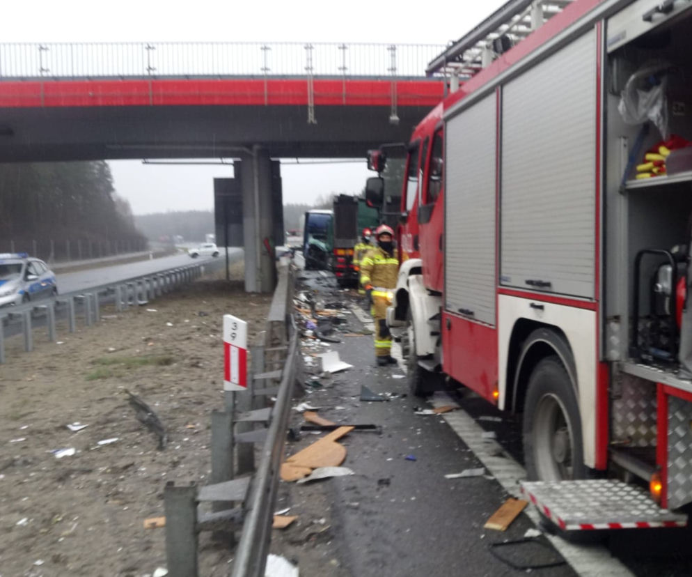 AKTUALIZACJA! Śmiertelny wypadek na S1 w Mierzęcicach. Nie żyją dwie osoby. Jedną z ofiar jest niemowlę! [ZDJĘCIA]