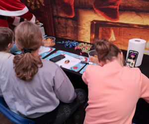 Święty Mikołaj Biedronki odwiedził świętokrzyskie miasto. Zobaczcie co działo się w wiosce przed sklepem