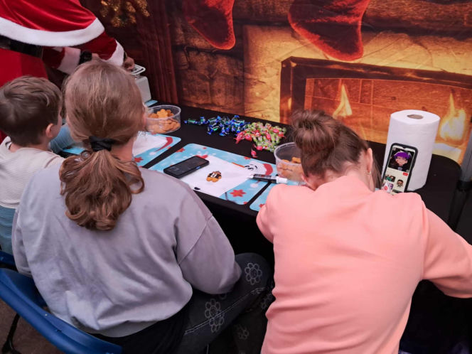 Święty Mikołaj Biedronki odwiedził świętokrzyskie miasto. Zobaczcie co działo się w wiosce przed sklepem