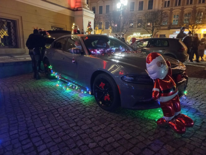 Świąteczny Zlot Amerykańskich Samochodów na Rynku w Lesznie