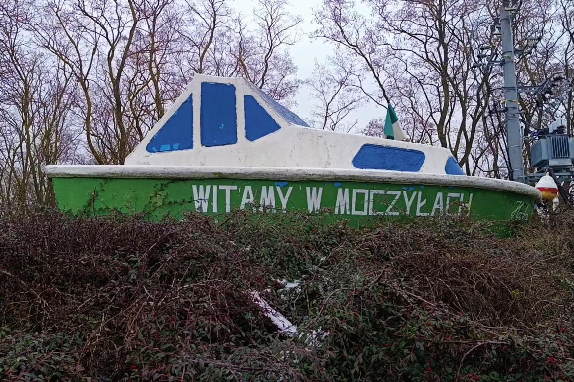 Romantyczny przystanek autobusowy w Moczyłach