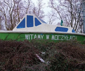 Romantyczny przystanek autobusowy w Moczyłach