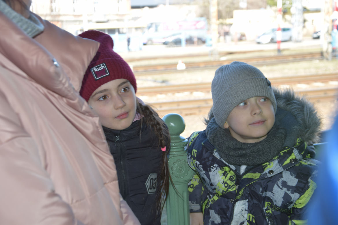 Wojna odbiera im dzieciństwo. Tłumy maluchów wyrwanych z dziecięcego świata na dworcu w Przemyślu [GALERIA]