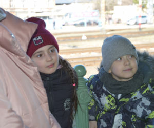 Wojna odbiera im dzieciństwo. Tłumy maluchów wyrwanych z dziecięcego świata na dworcu w Przemyślu [GALERIA]