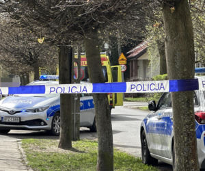 „Sztuczną szczękę wepchnięto jej do gardła”. Przerażające ustalenia. W mieszkaniu w Warszawie znaleziono cztery ciała