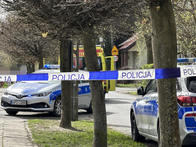 „Sztuczną szczękę wepchnięto jej do gardła”. Przerażające ustalenia. W mieszkaniu w Warszawie znaleziono cztery ciała