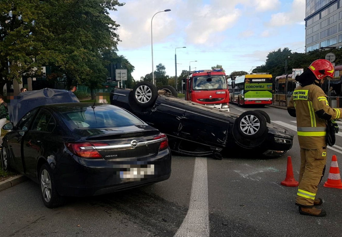 Dramatyczny wypadek na Andersa. Auto dachowało, dwie osoby trafiły do szpitala
