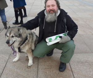 Lucky z panem Grzegorzem podczas protestu