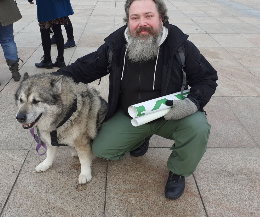 Lucky z panem Grzegorzem podczas protestu