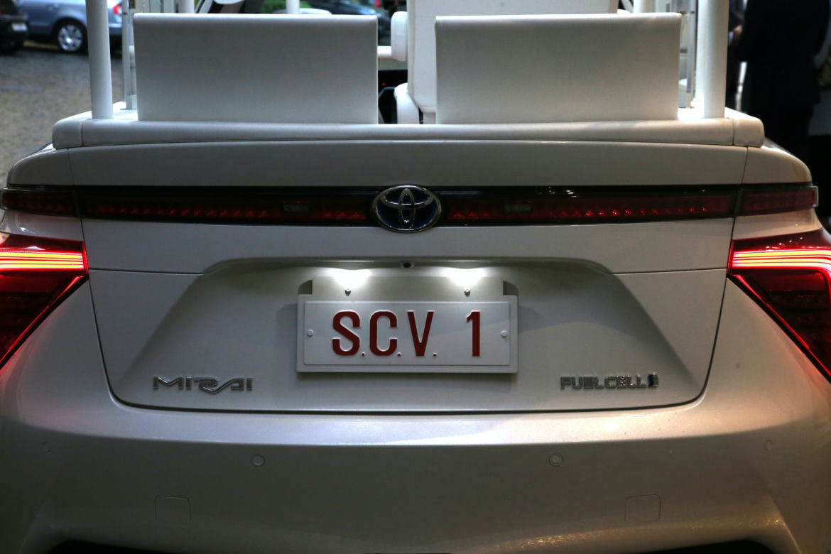 Papież Franciszek dostał wodorową Toyotę Mirai