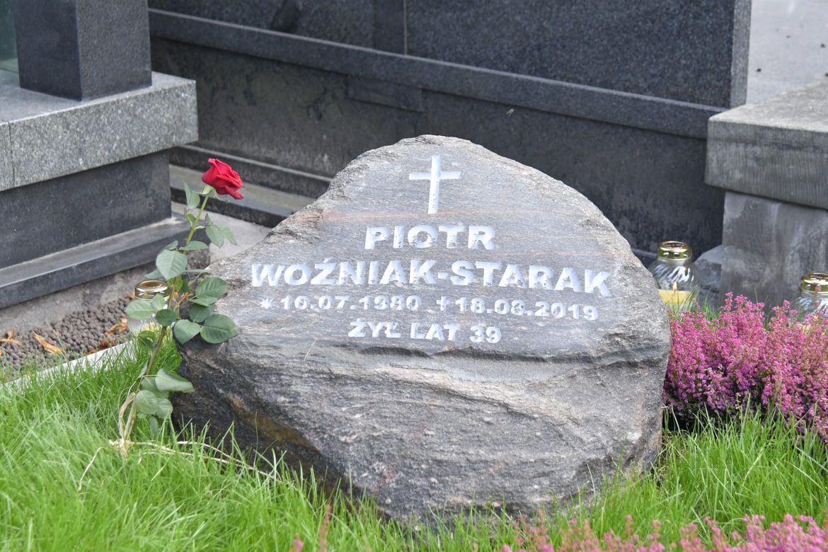Dwa groby Piotra Woźniaka-Staraka