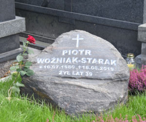 Dwa groby Piotra Woźniaka-Staraka