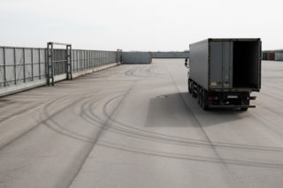 Ciężarówka pełna odpadów zatrzymana. Kto poniesie konsekwencje nielegalnego transportu?