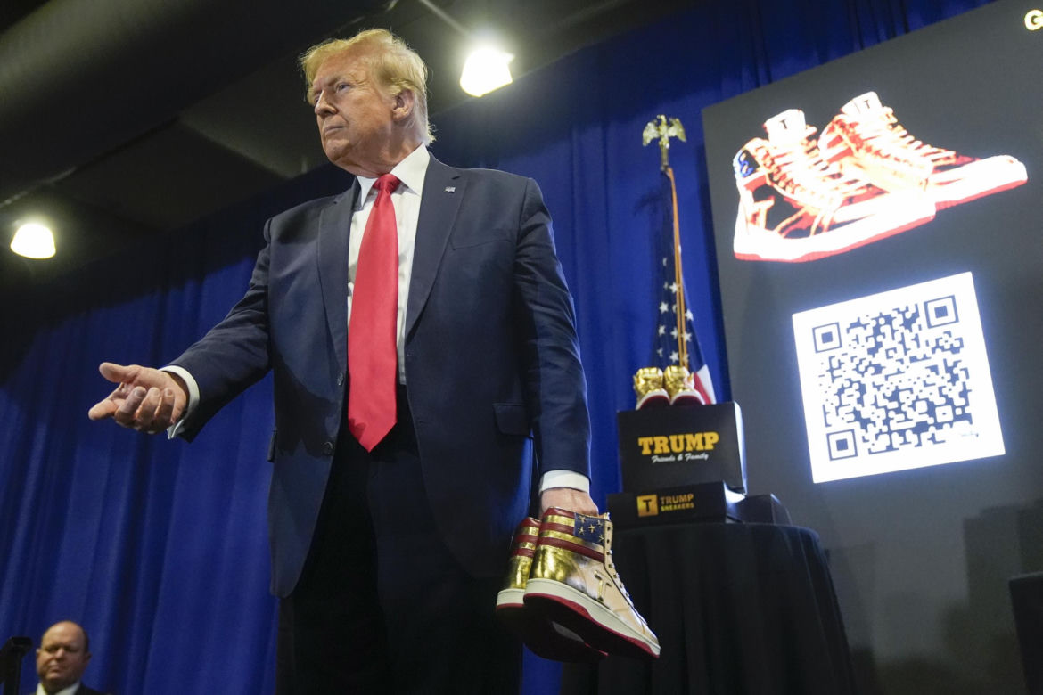 Donald Trump sprzedaje złote buty! "Chciałem tego od dawna"