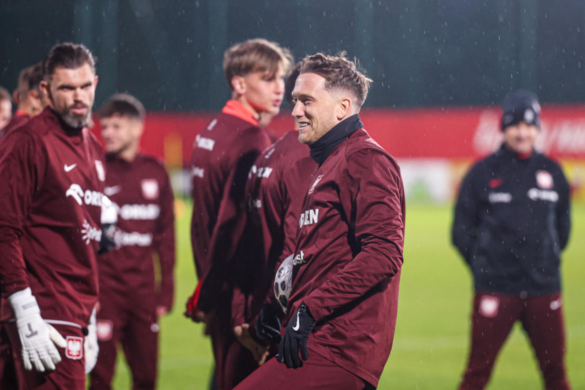 Robert Lewandowski i inni kadrowicze na treningu reprezentacji Polski