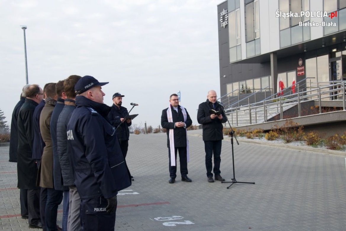 7 nieoznakowanych aut i 3 oznakowane pick-upy. Bielska policja ma 10 nowych radiowozów