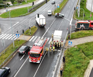 Groźny pożar dostawczaka w Jankach. Bardzo duże utrudnienia w ruchu