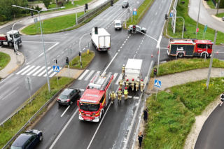 Groźny pożar dostawczaka w Jankach. Bardzo duże utrudnienia w ruchu