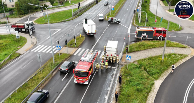 Groźny pożar dostawczaka w Jankach. Bardzo duże utrudnienia w ruchu