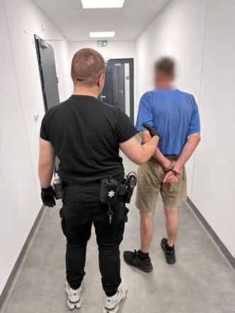 Chciał zabić sąsiada i spalić mu dom. 60-latek wrócił na posesję z siekierą