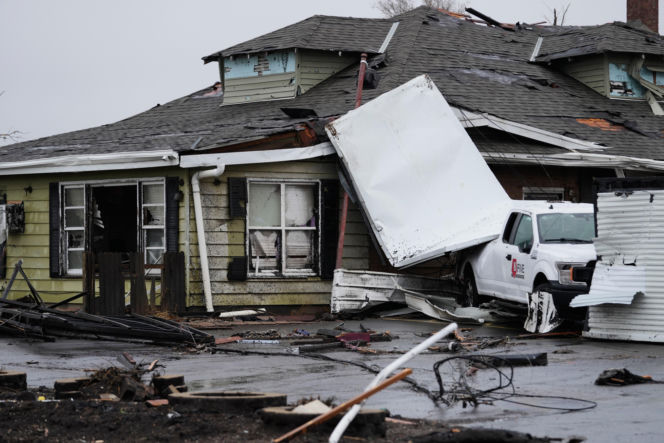Tornada i nawałnice uderzyły w Illinois i Indianę