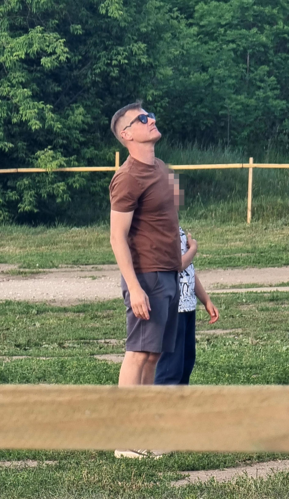 Marcin Mroczek bawi się samolotem