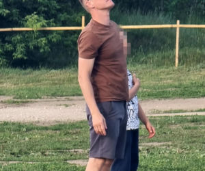 Marcin Mroczek bawi się samolotem