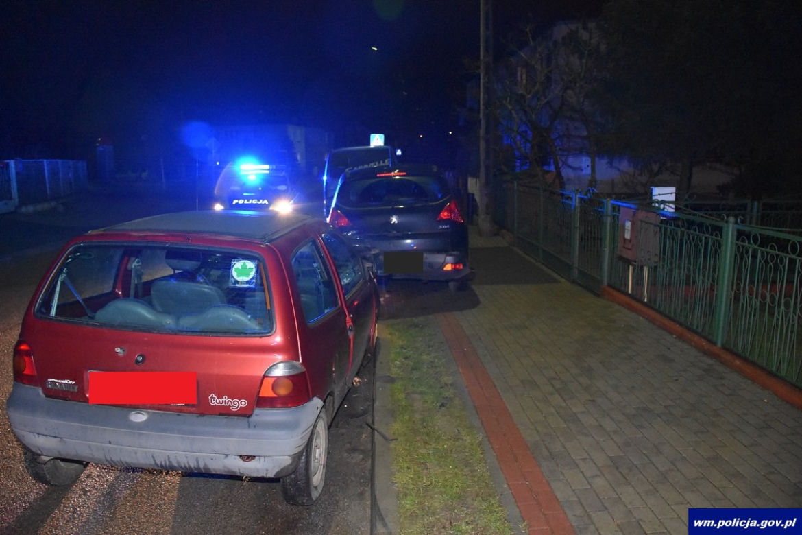 Kierowca Renault Twingo spowodował kolizję drogową uderzając w prawidłowo zaparkowany pojazd marki Peugeot.