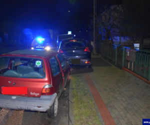 Kierowca Renault Twingo spowodował kolizję drogową uderzając w prawidłowo zaparkowany pojazd marki Peugeot.