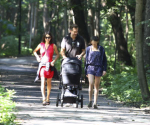 Pierwszy spacer z synem i pasierbicą