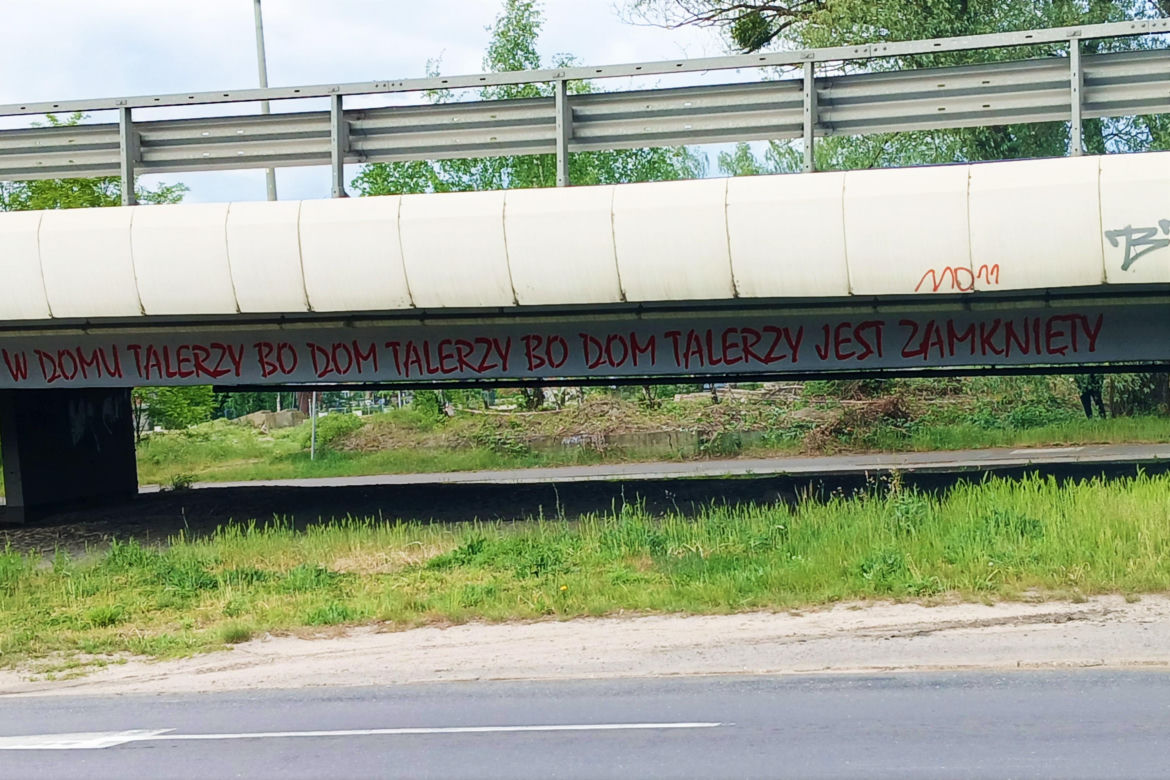 "Kultowy" napis "Karola nie ma w domu talerzy..." powrócił w nowej odsłonie