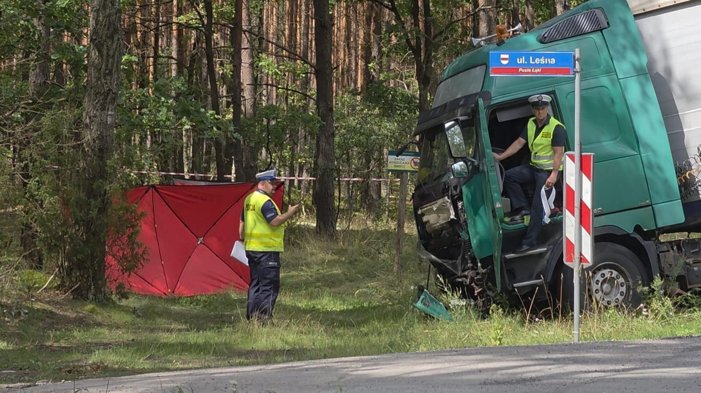 Zjechał ze swojego pasa prosto pod ciężarówkę, zginął na miejscu. Tragedia na DK 62 pod Wyszkowem