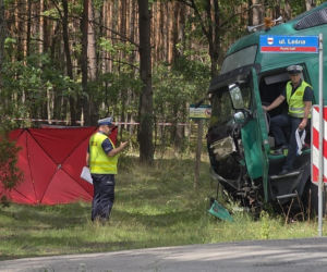Zjechał ze swojego pasa prosto pod ciężarówkę, zginął na miejscu. Tragedia na DK 62 pod Wyszkowem
