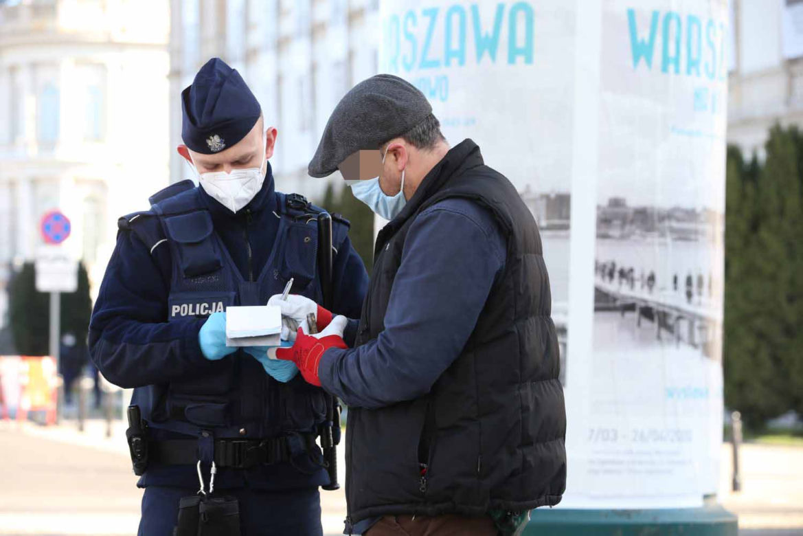 Dostał mandat,  a może szedł na obchody?