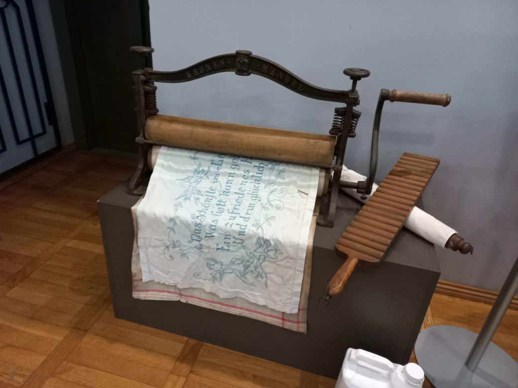 W Muzeum Okręgowym w Lesznie suszą stare gacie na sznurku! Nowa wystawa o... bieliźnie