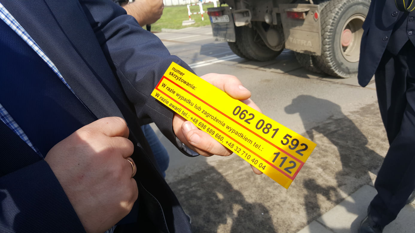 Żółte naklejki na przejazdach kolejowych