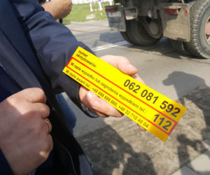 Żółte naklejki na przejazdach kolejowych