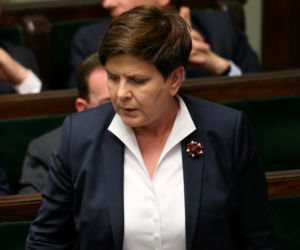 LUDZIE ŚLĄ BROSZKI DO PREMIER.