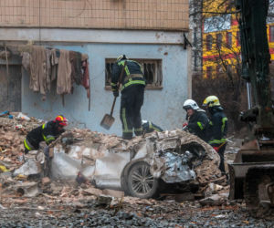 Akcja poszukiwawczo-ratownicza w miejscu uderzenia rosyjskiej rakiety manewrującej w wielopiętrowy budynek mieszkalny w Tarnopolu