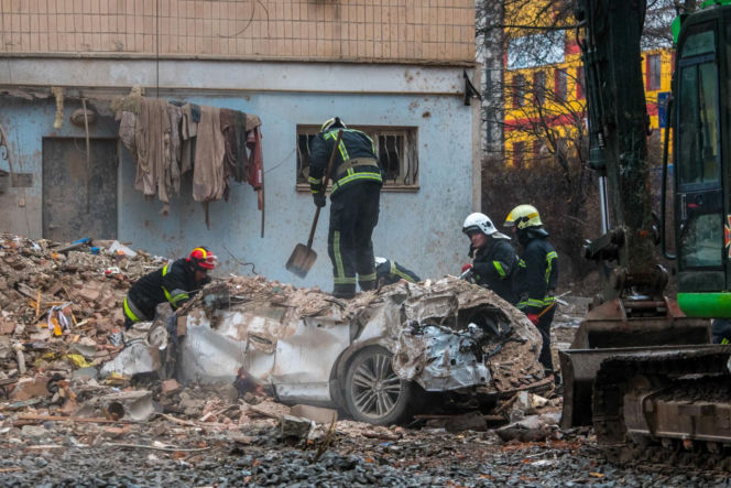 Akcja poszukiwawczo-ratownicza w miejscu uderzenia rosyjskiej rakiety manewrującej w wielopiętrowy budynek mieszkalny w Tarnopolu