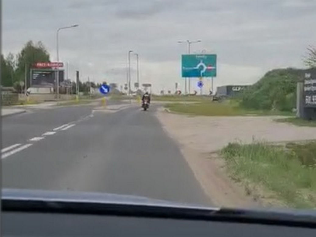 Policyjny pościg za Włochem na motorze. Nie miał prawa jazdy i przejechał na czerwonym