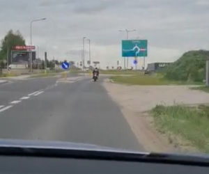 Policyjny pościg za Włochem na motorze. Nie miał prawa jazdy i przejechał na czerwonym