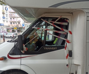 Strażnicy miejscy ratowali psa z rozgrzanego pojazdu