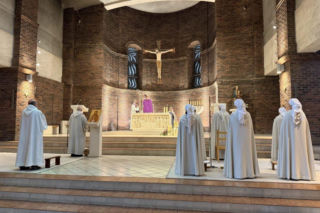 Spędzili 42 godziny na modlitwie w Warszawie. Powód może szokować